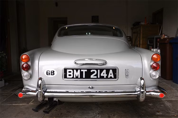 Aston Martin DB5 là một trong số mẫu xe nổi tiếng và dễ nhận biết nhất của Anh. Những fan hâm hộ James Bond như Max Reid luôn thèm khát sở hữu kỷ vật như Aston Martin DB5, và chính điều đó đã làm nên giá trị của mẫu xe cổ điển này.