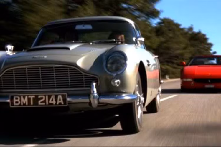 Thực tế, Aston Martin DB5 là một trong ba mẫu xe xuất hiện trong GoldenEye. Một chiếc không rõ thương hiệu, hai chiếc còn lại tất nhiên là Aston Martin DB5 và Ferrari 355. Cả hai mẫu xe đắt tiền của Aston Martin và Ferrari đều trong tình trạng hư hỏng nặng sau khi đóng phim. Chúng được chuyên gia của công ty Stratton Motor Company phục chế lại.
