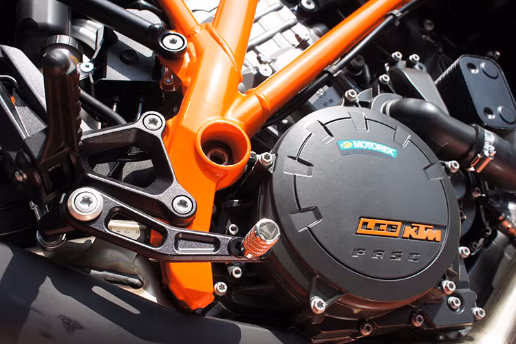 Với động cơ mới, kết hợp hệ thống kiểm soát bướm ga điều khiển hoàn toàn bằng điện tử với nhiều chức năng độc đáo phù hợp với từng điều kiện đường xá và kiểu lái khác nhau, chiếc xe hỗ trợ tốt nhất cho người điều khiển trên tất cả những cung đường đa dạng về địa hình.