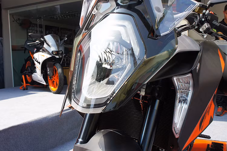 Super Duke GT 1290 khi lái cho cảm giác thoải mái hơn so với người anh em Super Duke R 1290 nhờ chiều rộng được gia tăng và che chắn chân người lái. Tấm kính chắn gió phía trước cũng giúp giảm áp lực gió khi chạy tốc độ cao, thậm chí người lái có thể thẳng lưng mà không cần núp gió khi chạy trên 150 km/h.