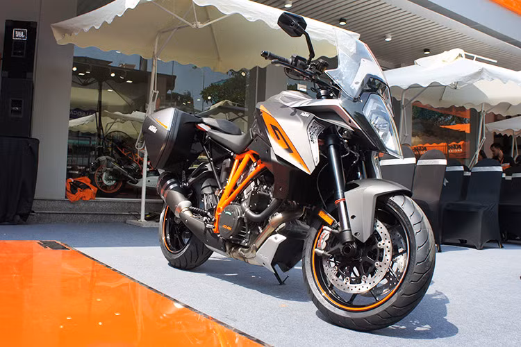 KTM 1290 Super Duke GT là một xe môtô kết hợp tối ưu giữa Adventure và dòng xe Super Duke R naked-bike, nhằm đáp ứng mong muốn đa dạng của những tay lái môtô phân khối lớn. Tại thị trường Việt Nam, xe sở hữu mức giá chính hãng là 690 triệu đồng, chưa đi kèm phụ kiện.
