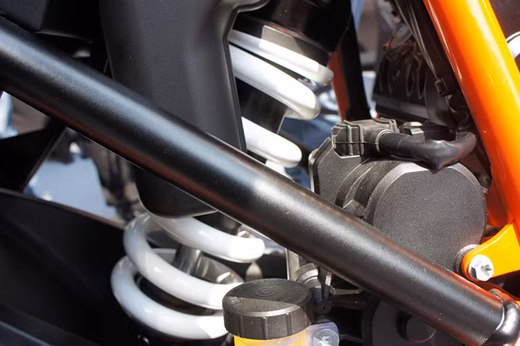 Ngoài ra, hệ thống gắp đơn cho bánh sau được làm từ hợp kim nhôm, đi cùng với hệ thống treo cao cấp của WP, hệ thống phanh Brembo cao cấp và bộ lốp Pirelli Angel GT giúp cho chiếc GT có thể bám tốt trên nhiều kiểu mặt đường khác nhau.