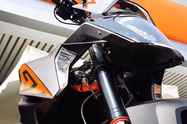 Là một mẫu xe môtô phân khối lớn hiện đại, chiếc xe có thể thiết lập chế độ chạy thế thao, đường trường. Hệ thống điện tử sẽ can thiệp ngay lập tức vào sức mạnh động cơ, độ cứng giảm sốc và các yếu tố khác phù hợp với từng nhu cầu sử dụng.