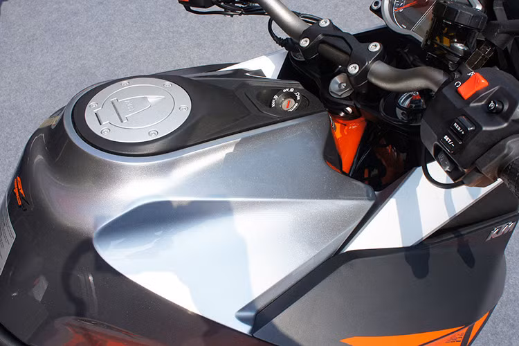 Bình xăng cũng gia tăng dung tích tránh những trường hợp hết xăng giữa đường. Thùng xăng 23 lít cho khả năng hoạt động từ 240 – 320 km mỗi lần đổ đầy. Bên cạnh đó, nó cũng đã được nâng cấp nhiều yếu tố cho xứng với vị thế của vị thế thương hiệu xe môtô đình đám nước Áo.