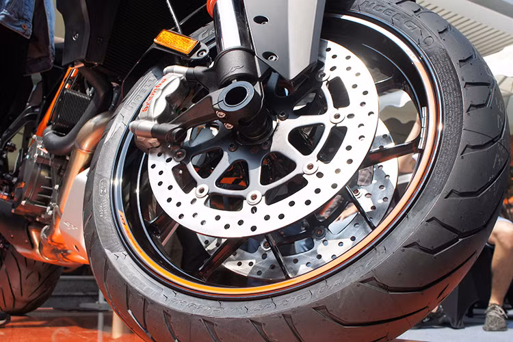 Hệ thống điện tử mới kiểm soát độ bám đường tốt hơn. Phanh đĩa ABS hoạt động khi vào cua giúp xe không bị văng bánh trong những trường hợp khẩn cấp. Trang bị tiêu chuẩn gồm kẹp phanh Brembo phía trước kết hợp cùng đĩa kép đường kính 320 mm.