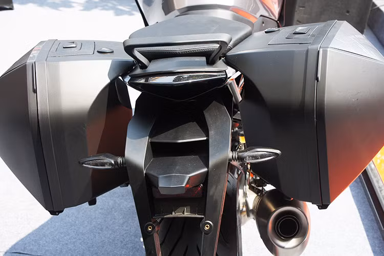 Sự khác biệt đến từ một số chi tiết như kính chắn gió, mặt nạ, hay yên ngồi... và đặc biệt là giá lắp hai thùng chứa đồ cỡ lớn ở hai bên xe - giúp người sử dụng có thể mang theo nhiều vật dụng cho những hành trình dài trên mọi cung đường vẫn cảm thấy thoái mái nhất.