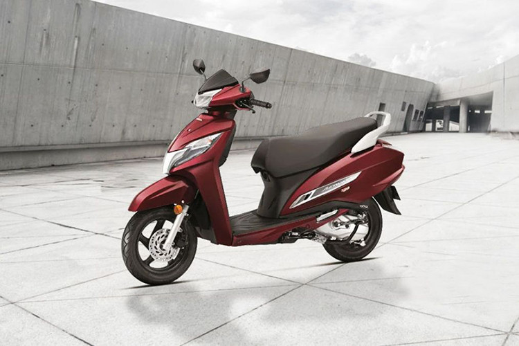 Giá xe Honda Activa 125 2020 sẽ có 3 mức giá cho 3 phiên bản khác nhau. Phiên bản Activa 125 Tiêu chuẩn có giá 67.490 Rupee (tương đương 22 triệu đồng); Phiên bản Activa 125 Vành đúc có giá 70.990 Rupee (tương đương 23 triệu đồng); Phiên bản Activa 125 Cao cấp có giá 24 triệu đồng.