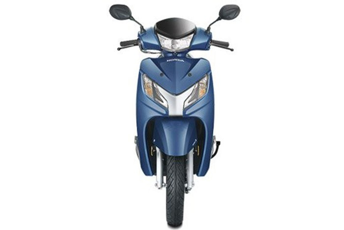 Các điểm mới có thể kể đến ở Honda Activa 125 2020 bao gồm mặt đèn pha lớn hơn, ốp mào trên đầu đèn phần ốp giả crôm ở mặt nạ xe được cải tiến với thiết kế mềm mại hơn. 