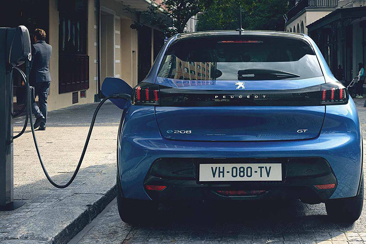 Đặc biệt, ở phiên bản chạy hoàn toàn bằng điện mới, Peugeot e-208 có công suất tối đa 136 mã lực và mô-men xoắn cực đại 260 Nm. Khi được sạc đầy, Peugeot e-208 có thể chạy được quãng đường lên đến 340 km (211 dặm) theo chu trình thử nghiệm WLTP hoặc 450 km (280 dặm) theo chu trình NEDC. Xe có tổng cộng 3 chế độ lái gồm: Eco (Tiết kiệm), Normal (thông thường) và chế độ Sport (Thể thao).