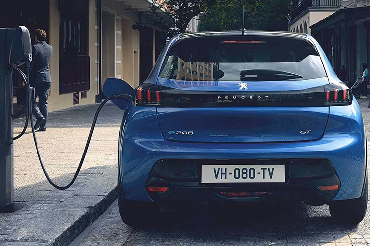 Đặc biệt, ở phiên bản chạy hoàn toàn bằng điện mới, Peugeot e-208 có công suất tối đa 136 mã lực và mô-men xoắn cực đại 260 Nm. Khi được sạc đầy, Peugeot e-208 có thể chạy được quãng đường lên đến 340 km (211 dặm) theo chu trình thử nghiệm WLTP hoặc 450 km (280 dặm) theo chu trình NEDC. Xe có tổng cộng 3 chế độ lái gồm: Eco (Tiết kiệm), Normal (thông thường) và chế độ Sport (Thể thao).