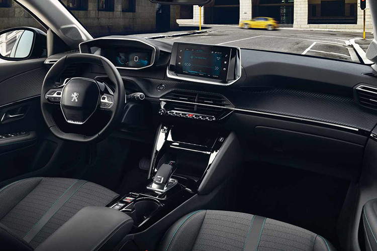 Bên cạnh ngoại thất, nội thất Peugeot 208 mới được “đập đi xây lại” mang phong cách hiện đại hơn, những trang bị quen thuộc như màn hình hỗ trợ lái kỹ thuật số PEUGEOT i-Cockpit, màn hình cảm ứng trung tâm kích thước lên đến 10 inch, bảng táp-lô thiết kế kiểu đa tầng mang lại cảm giác rộng rãi cho cabin.