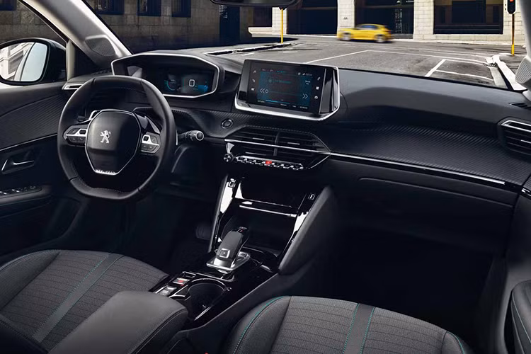 Bên cạnh ngoại thất, nội thất Peugeot 208 mới được “đập đi xây lại” mang phong cách hiện đại hơn, những trang bị quen thuộc như màn hình hỗ trợ lái kỹ thuật số PEUGEOT i-Cockpit, màn hình cảm ứng trung tâm kích thước lên đến 10 inch, bảng táp-lô thiết kế kiểu đa tầng mang lại cảm giác rộng rãi cho cabin.