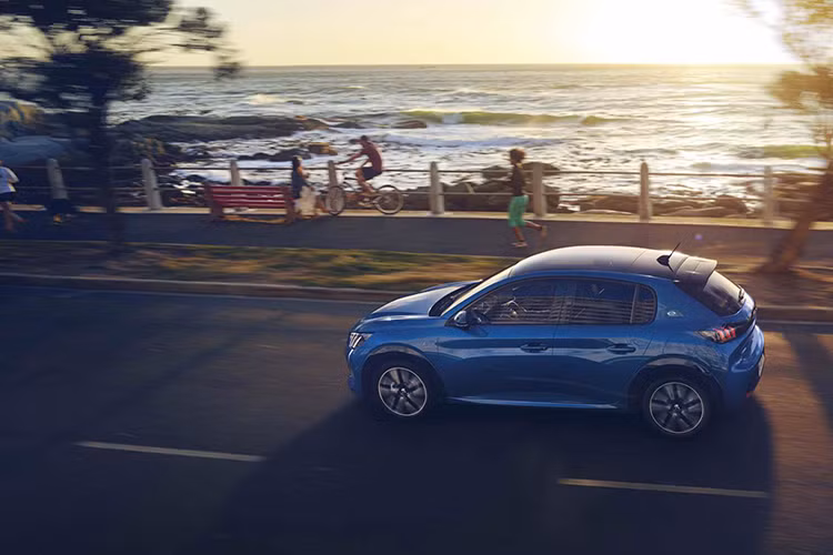 Mặc dù e-208 được đã bố trí bộ pin công suất 50 kWh bên dưới vị trí cốp sau xe nhưng hãng xe Pháp cho biết nó không làm ảnh hưởng nhiều đến thể tích khoang chứa hành lý phía sau. Về sạc pin, Peugeot e-208 mất khoảng 8h để sạc đầy với bộ sạc 7.4 kW hoặc rút ngắn xuống còn 5 giờ 15 phút khi sạc bằng bộ sạc 11 kW. Nếu là người bận rộn, Peugeot cho biết có thể nạp 80% pin chỉ trong 30 phút với bộ sạc nhanh 100 kW.