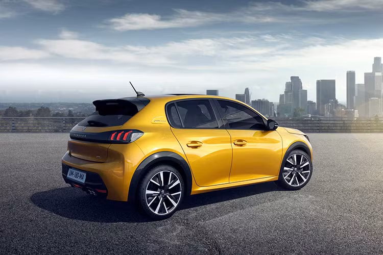 Khi nhìn từ phía sau, cụm đèn hậu LED của Peugeot 208 mới cũng mang thiết kế hình móng vuốt sư tử tương tự như các mẫu xe đàn anh như 3008 hay 5008 mới. Chưa hết, chi tiết bộ khuếch tán khí động học bao gồm ống xả kép và phản quang hai bên giúp ghi điểm về thẩm mỹ và tạo phong cách thể thao năng động cho 208 mới.