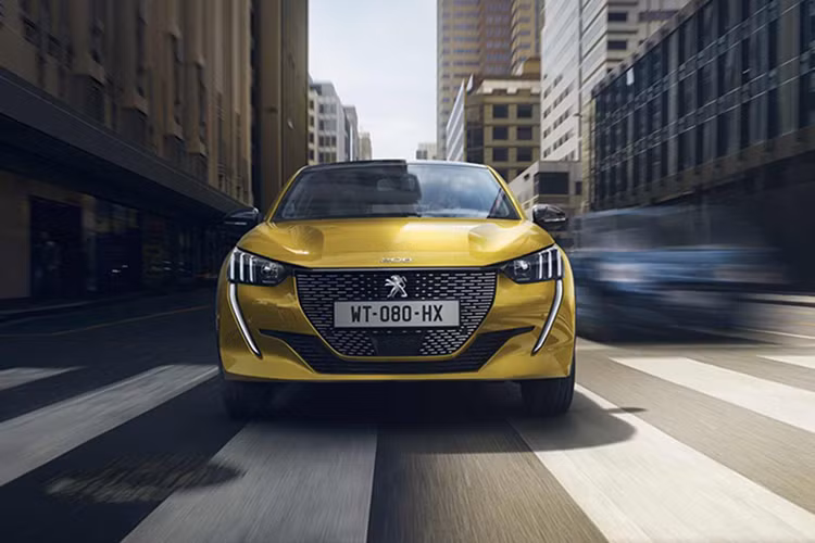 Peugeot 208 mới sẽ bán ra nhiều phiên bản bao gồm: Access, Active, Allure, GT Line và GT và phiên bản chạy điện e-208. Giá bán Peugeot 208 vẫn chưa được công bố, sắp tới hãng xe Pháp sẽ trình làng xe tại Triển lãm Geneva 2019. Peugeot 208 mới là đối thủ cạnh tranh trực tiếp với Toyota Yaris hatchback, Ford Fiesta hatchback hay Mazda2 hatchback,...