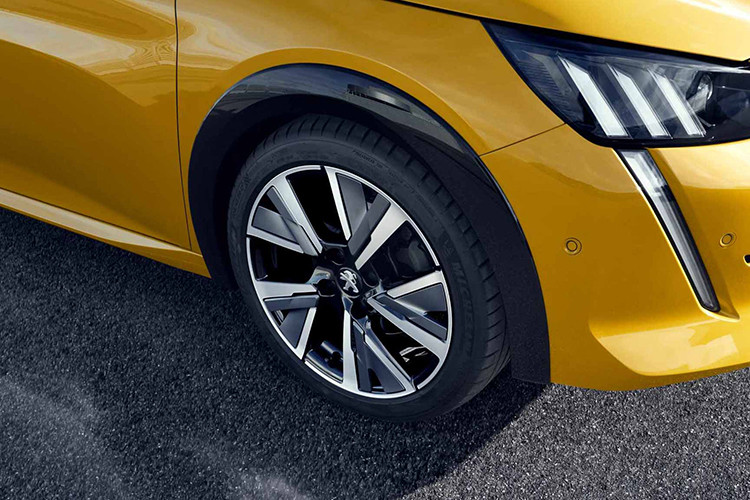 Mẫu xe hatchback Peugeot 208 mới này cũng được trang bị tiêu chuẩn bộ mâm đa chấu 17 inch và mui sơn màu đen bóng “ton sur ton” với 04 hốc bánh, thanh nẹp cửa cũng như ốp gương chiếu hậu.