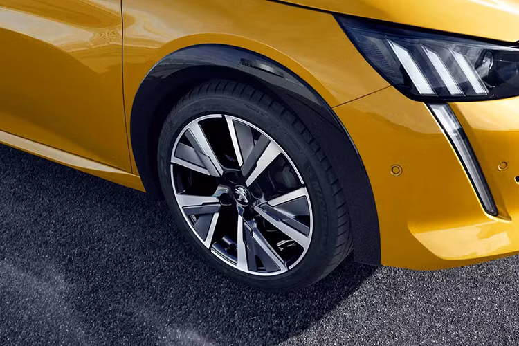 Mẫu xe hatchback Peugeot 208 mới này cũng được trang bị tiêu chuẩn bộ mâm đa chấu 17 inch và mui sơn màu đen bóng “ton sur ton” với 04 hốc bánh, thanh nẹp cửa cũng như ốp gương chiếu hậu.