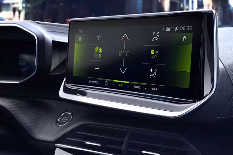 Vô lăng D-cut, cần số điện tử, phím theo phong cách đàn piano tương tự như trên 3008 hay 5008 mới,... Ngoài ra, nhiều chi tiết trang trí nội thất 208 mới màu đen bóng kết hợp với các điểm nhấn bằng sợi carbon giả.