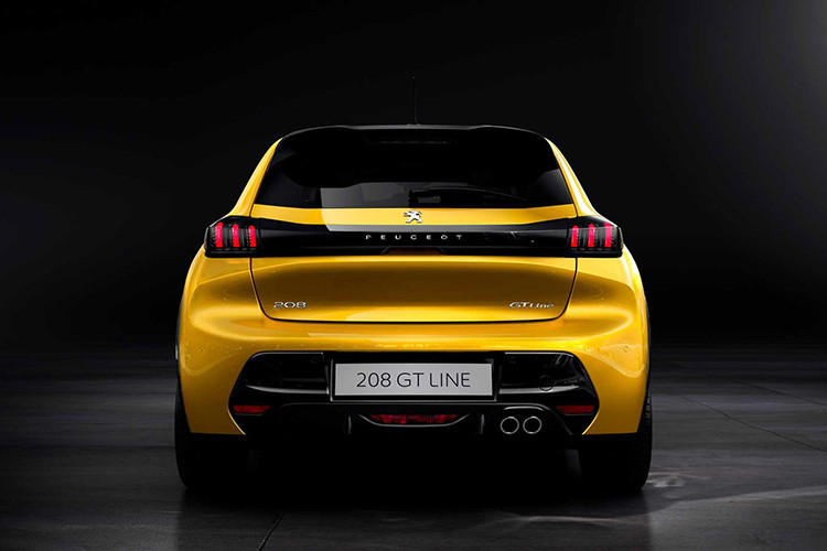 Thoạt nhìn, thiết kế của Peugeot 208 trông rất cầu kỳ đậm chất châu Âu. Việc chuyển đổi từ nền tảng khung gầm PF1 cũ sang sang nền tảng khung gầm CMP mới giúp 208 mới “giảm cân” khoảng 30 kg so với thế hệ cũ và đồng thời tăng cường hiệu quả tính khí động học, giảm độ ồn rung.