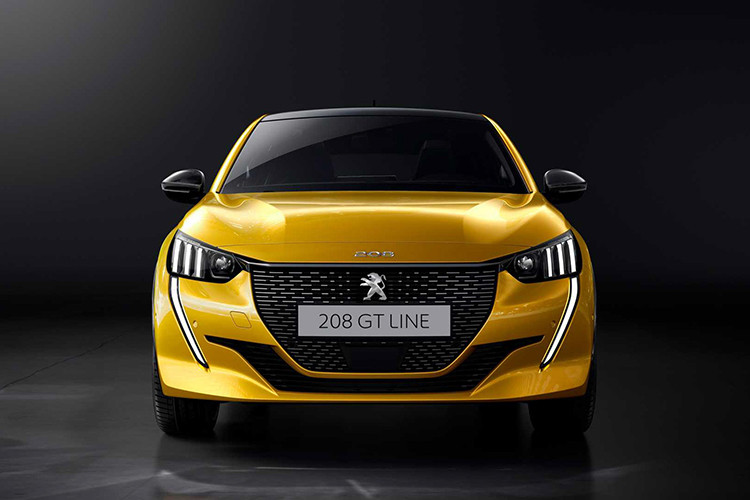 Thiết kế cua cụm đèn Led mới này cũng đã góp phần tạo nên một “khuôn mặt” cá tính hơn cho Peogeot 208 trông rất trẻ trung. Bên cạnh đó, cản trước với hốc gió khoét sâu tạo hình chữ “V” rất thể thao, lối thiết kế này làm em gợi nhớ đến cản trước của siêu xe Ferrari F12 TDF.