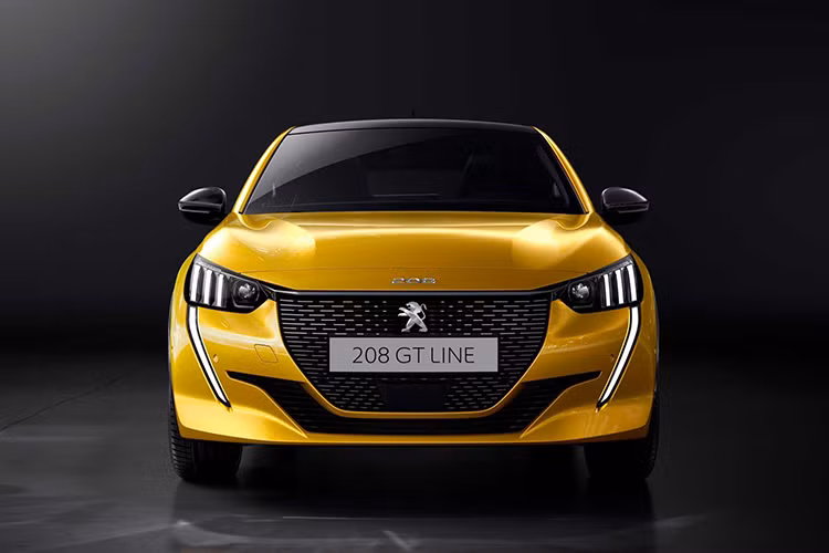 Thiết kế cua cụm đèn Led mới này cũng đã góp phần tạo nên một “khuôn mặt” cá tính hơn cho Peogeot 208 trông rất trẻ trung. Bên cạnh đó, cản trước với hốc gió khoét sâu tạo hình chữ “V” rất thể thao, lối thiết kế này làm em gợi nhớ đến cản trước của siêu xe Ferrari F12 TDF.