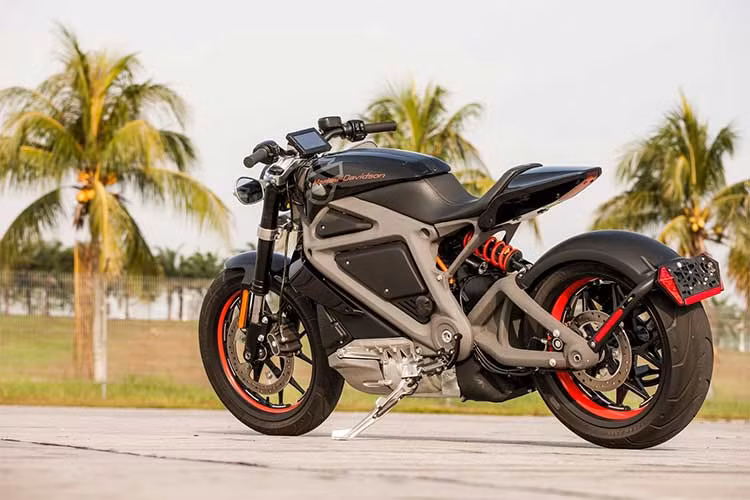 Với khối động cơ điện được bao bọc bởi khung hợp kim nhôm cùng pin lithium được hãng xe môtô Mỹ bố trí rất khéo léo, vì thế một số người khi nhìn Project LiveWire đã không nghĩ nó là một chiếc xe điện. 