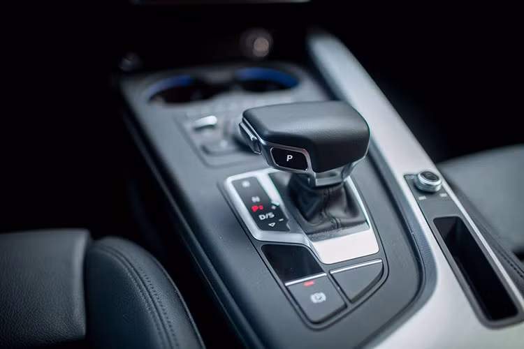 Audi A5 Sportback mới được trang bị động cơ 2.0 TFSI cho công suất 185 kW (252 mã lực). Nếu so sánh với thế hệ trước đó, chiếc xe có mức tiêu thụ nhiên liệu giảm đến 11% trong khi đó công suất cũng tăng lên thêm 9%. Hộp số ly hợp kép 7 cấp S-tronic cùng với hệ truyền động bốn bánh quattro giúp cho xe có khả năng tăng tốc từ 0-100 km/h chỉ trong 6,5 giây và tốc độ tối đa giới hạn điện tử là 250 km/giờ.