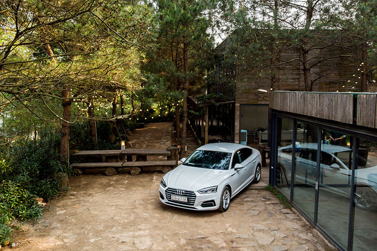 Audi A5 Sportback mới được trang bị sẵn hệ thống kiểm soát hành trình với tính năng hỗ trợ tiết kiệm nhiên liệu Stop &amp; Go. Mức giá của mẫu xe sang này không được Audi tại Việt Nam công bố chính thức nhưng theo khảo giá tại các đại lý, A5 Sportback có giá khoảng hơn 2,3 tỷ đồng.