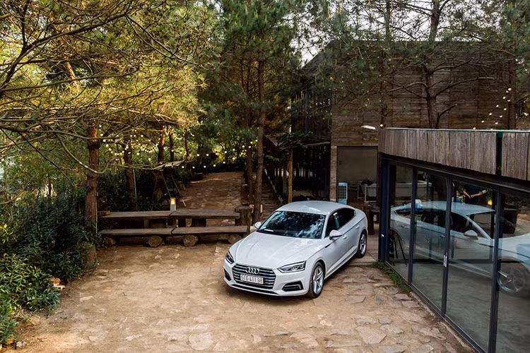 Audi A5 Sportback mới được trang bị sẵn hệ thống kiểm soát hành trình với tính năng hỗ trợ tiết kiệm nhiên liệu Stop &amp; Go. Mức giá của mẫu xe sang này không được Audi tại Việt Nam công bố chính thức nhưng theo khảo giá tại các đại lý, A5 Sportback có giá khoảng hơn 2,3 tỷ đồng.