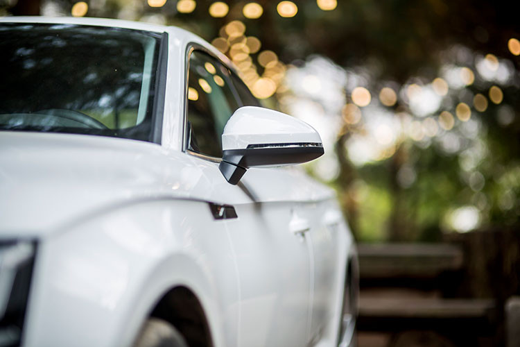 Với các kích thước lớn hơn, không gian nội thất trên A5 Sportback mới đã được mở rộng với chiều dài tăng thêm 17 mm. Khoang vai cũng được gia tăng cho cả người điều khiển (9 mm) và cả hành khách phía trước (11 mm). Bảng táp-lô của A5 Sportback cũng có thiết kế không đổi so với A4, với thiết kế tối giản thanh lịch.