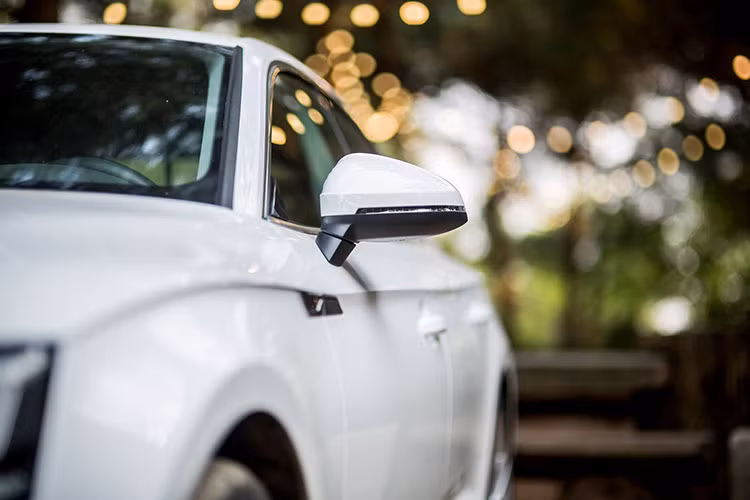 Với các kích thước lớn hơn, không gian nội thất trên A5 Sportback mới đã được mở rộng với chiều dài tăng thêm 17 mm. Khoang vai cũng được gia tăng cho cả người điều khiển (9 mm) và cả hành khách phía trước (11 mm). Bảng táp-lô của A5 Sportback cũng có thiết kế không đổi so với A4, với thiết kế tối giản thanh lịch.