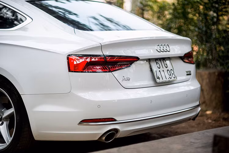 A5 Sportback ở Việt Nam có mâm đúc 5 cánh thể thao. Ở phía đuôi xe, phần đuôi của A5 Sportback có thiết kế gần như y hệt dòng coupe 2 cửa A5 đã ra mắt trước với cặp đèn LED thiết kế mảnh dẻ. Phần dưới cản sau của xe chỉ có một chút khác biệt so với A5. Xe có kích thước D x R x C lần lượt là 4733, 1843 , 1386 mm và trục cơ sở 2824 mm.