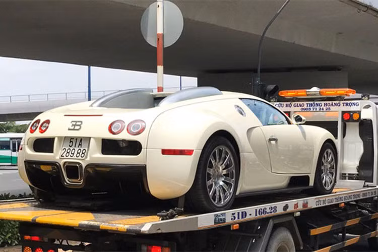 Chiếc Bugatti Veyron này thuộc phiên bản tiêu chuẩn đời 2008 từng thuộc sở hữu của đại gia Minh nhựa. Xe được hãng xe Pháp sản xuất đúng 300 chiếc trên toàn thế giới. Thiết kế của Veyron đơn giản nhưng mang tính khí động học cao, đặc trưng của của hãng siêu xe Bugatti.