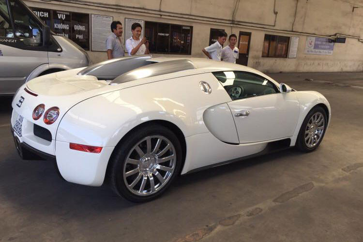 Vào trưa ngày 23/5 vừa qua, chiếc siêu xe Bugatti Veyron độc nhất Việt Nam đã chính thức được đưa lên xe chuyên dụng để lên đường về với chủ mới. Trước đó, mẫu xe này đã được "lột xác" sang màu trắng để phù hợp với bộ sưu tập vốn chỉ có các màu trắng, đen, ghi xám của ông chủ cafe Trung Nguyên - Đặng Lê Nguyên Vũ.