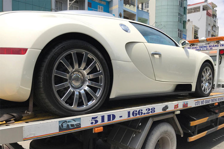 Bugatti Veyron được mệnh danh là "ông hoàng tốc độ", nó sở hữu bộ lốp Michelin PAX chế tạo riêng, chiều rộng lốp sau lên tới 14,5 inch (gấp đôi xe bình thường). Chỉ riêng bốn lốp xe đã có giá khoảng 70.000 USD. Nó cũng khác biệt hoàn toàn so với những siêu xe đang có mặt tại Việt Nam.