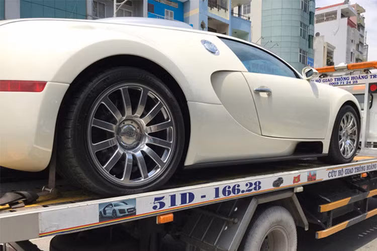 Bugatti Veyron được mệnh danh là "ông hoàng tốc độ", nó sở hữu bộ lốp Michelin PAX chế tạo riêng, chiều rộng lốp sau lên tới 14,5 inch (gấp đôi xe bình thường). Chỉ riêng bốn lốp xe đã có giá khoảng 70.000 USD. Nó cũng khác biệt hoàn toàn so với những siêu xe đang có mặt tại Việt Nam.