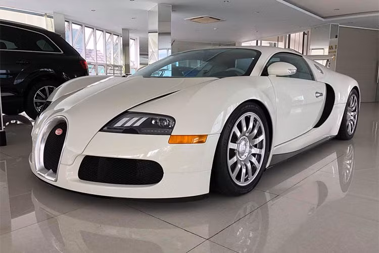 Bugatti Veyron độc nhất vô nhị tại Việt Nam được doanh nhân Phạm Trần Nhật Minh (Minh Nhựa) đưa về nước theo diện Việt kiều hồi hương nên được ưu đãi thuế và "chỉ" có giá khoảng 2,3 triệu USD, tương đương 40 tỷ đồng vào thời điểm năm 2012. Theo một số nguồn tin, Chủ tịch Trung Nguyên ước tính bỏ ra không dưới 45 tỷ để sở hữu siêu xe này.