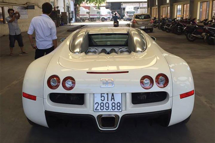 Được biết, trước khi có ý định tậu chiếc Bugatti Veyron này, ông chủ của tập đoàn Trung Nguyên đã bán bớt đi 2 chiếc siêu xe là Audi R8 V10 Plus, McLaren 650S Spider cũng như cặp đôi xe siêu sang Rolls-Royce Wraith và Ghost. Đây lần đầu tiên doanh nhân Tây Nguyên chịu bán bớt đi số siêu xe và xe siêu sang mình sở hữu.