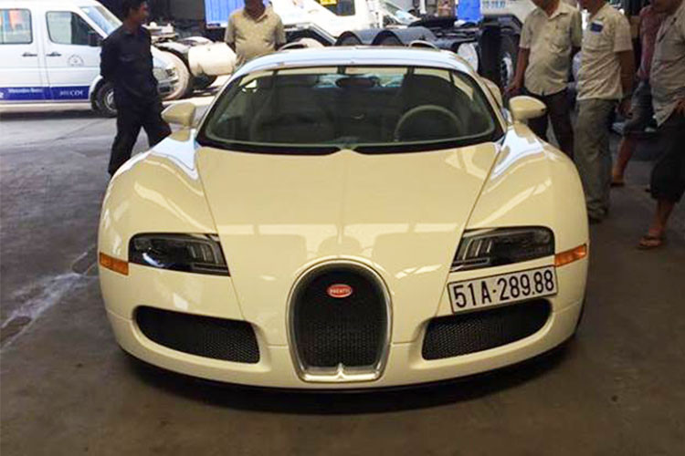 Theo nhiều nguồn tin cho biết, "ông hoàng tốc độ" Bugatti Veyron độc nhất Việt Nam này đã được mang đi đăng kiểm và sau đó sẽ vận chuyển về garage của ông chủ cafe Trung Nguyên vào cùng ngày. Trước đó, thông tin Đặng Lê Nguyên Vũ, ông chủ tập đoàn cà phê Trung Nguyên tậu Bugatti Veyron đã gây chấn động giới chơi xe trong nước.