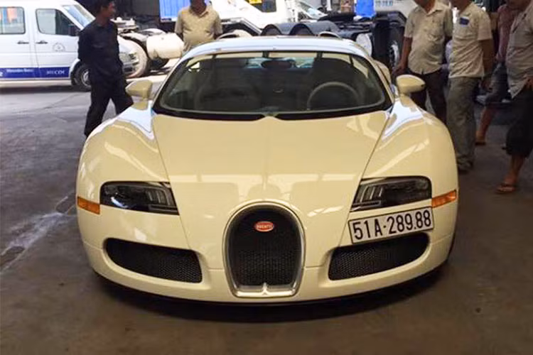 Theo nhiều nguồn tin cho biết, "ông hoàng tốc độ" Bugatti Veyron độc nhất Việt Nam này đã được mang đi đăng kiểm và sau đó sẽ vận chuyển về garage của ông chủ cafe Trung Nguyên vào cùng ngày. Trước đó, thông tin Đặng Lê Nguyên Vũ, ông chủ tập đoàn cà phê Trung Nguyên tậu Bugatti Veyron đã gây chấn động giới chơi xe trong nước.