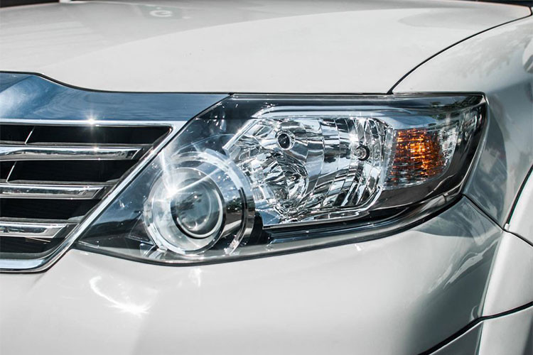 Do chủ yếu nhằm vào các chi tiết nội thất, chính vì vậy thiết kế ben ngoài của chiếc Toyota Fortuner TRD cũ này không có gì thay đổi, do vậy nó sẽ không quá nổi bật khi xuất hiện trên đường phố. Tùy theo những trang bị đi kèm và vật liệu mà xe sẽ có mức giá nâng cấp khác nhau.