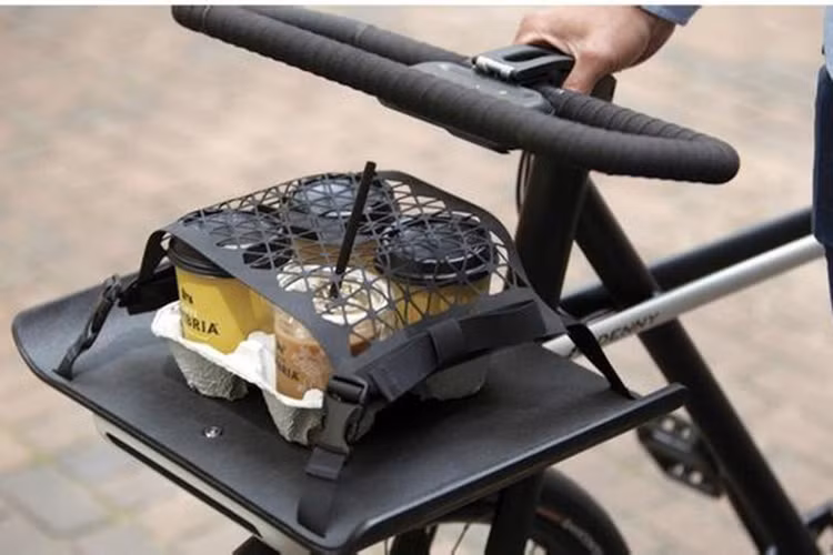 Giỏ xe phía trước, thứ mà những ai đi xe trong các vùng thành thị đều đòi hỏi, thì không phải là giỏ xe thông thương, mà là một giá buộc đồ được gắn cố định vào khung xe.