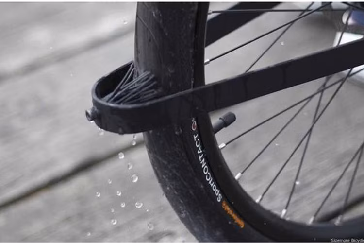 Bánh sau có thiết kế phần chổi nhỏ để gạt bùn đất và tránh bắn bẩn rất hiệu quả và lại thẩm mỹ