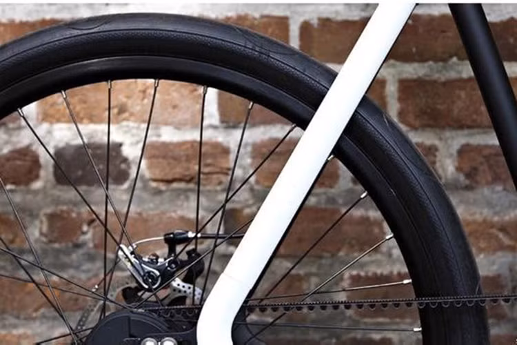 Người dùng có thể leo đồi một cách dễ dàng nhờ được trợ lực bằng điện. Bộ xích kèm càng chuyển số đầy dầu mỡ được thay thế bằng bộ dây cu-roa kèm chuyển số tự động.