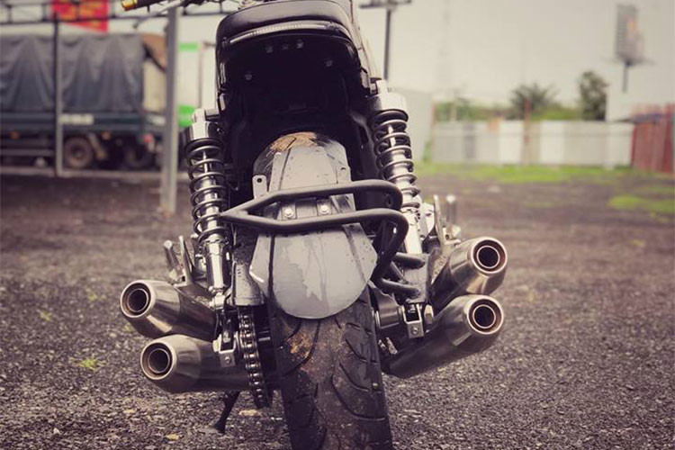 Phía sau, cụm đèn hậu lớn cũng đã được độ lại với đèn Stop LED tròn, nhỏ gọn đặt ngay trên chắn bùn chính của xe. Dè sau cũng được cắt gọn tách rời hạ thấp giúp cho việc sử dụng trên được bùn lầy không bị té bẩn.