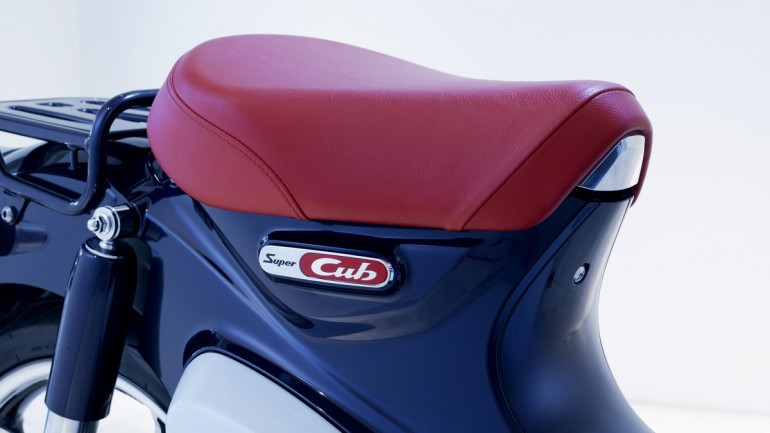 Honda Super Cub cũng sở hữu bảng đồng hồ kỹ thuật số, phanh ABS và đèn pha LED tương tự Monkey. Cả hai mẫu xe này đều được trang bị động cơ xy-lanh đơn, dung tích 125 cc, 4 thì và hộp số 4 cấp. gía xe Honda Super Cub có mức từ 3.599 USD.