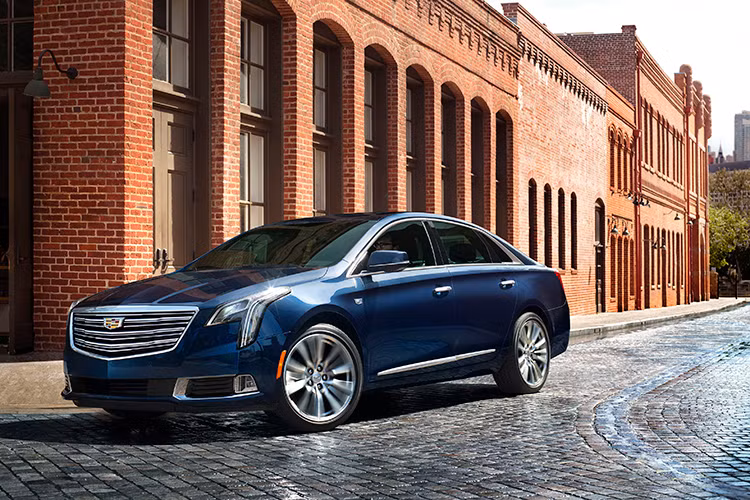 Những thay đổi trong thiết kế của mẫu sedan hạng sang Cadillac XTS 2018 mới không khác nhiều, nó chỉ chủ yếu tập trung vào đầu, đuôi xe, hệ thống đèn và bộ vành la-zăng. Mục đích của những thay đổi này là giúp XTS 2018 có thiết kế đồng nhất với các mẫu xe Cadillac đời mới khác.