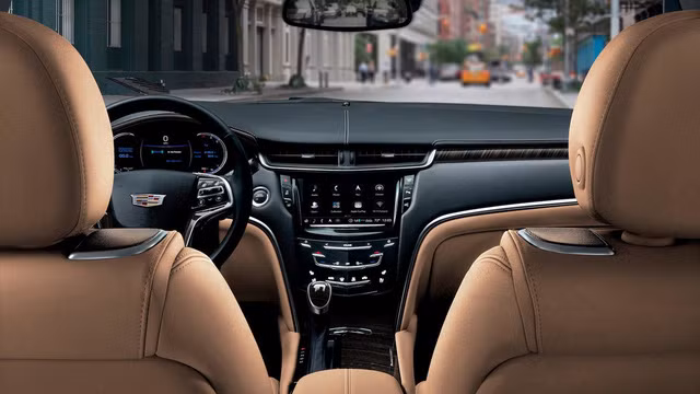 Bên trong XTS 2018, hãng Cadillac đã bổ sung 2 tùy chọn màu nội thất mới là nâu Maple Sugar và đen Jett Black dành riêng cho bản Platinum. Tiếp đến là hệ thống thông tin giải trí thế hệ mới với màn hình cảm ứng 8 inch cũng lần đầu tiên có trên Cadillac XTS.