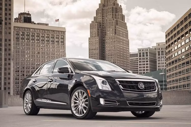 Về an toàn, Cadillac XTS 2018 có hệ thống phanh tự động ở tốc độ thấp, cảnh báo khoảng cách, kiểm soát hành trình thích ứng, phanh tự động khi tiến/lùi, cảnh báo chuyển làn đường và cảnh báo điểm mù. Hiện giá bán của Cadillac XTS 2018 vẫn chưa được công bố.