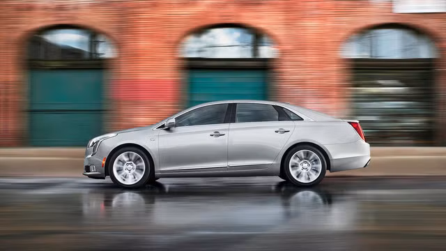 Trong khi đó, bản V-Sport sử dụng động cơ V6 tăng áp kép mưới với công suất tối đa 410 mã lực và hệ dẫn động 4 bánh toàn thời gian tiêu chuẩn. 